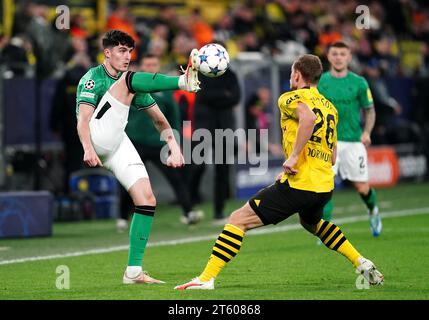 Tino Livramento de Newcastle United (à gauche) et Julian Ryerson du Borussia Dortmund se disputent le ballon lors du match de l'UEFA Champions League Group F au signal Iduna Park, Dortmund. Date de la photo : mardi 7 novembre 2023. Banque D'Images