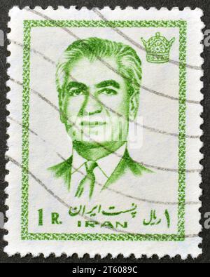 Timbre-poste annulé imprimé par l'Iran, qui montre le portrait de Mohammad Rezā Shāh Pahlavī (1919-1980), vers 1972. Banque D'Images