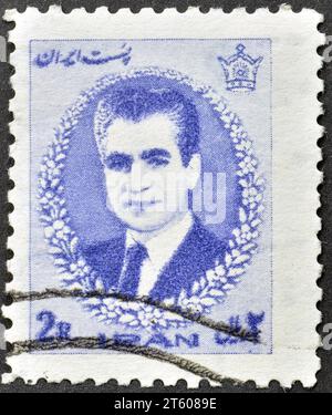 Timbre-poste annulé imprimé par l'Iran, qui montre le portrait de Mohammad Rezā Shāh Pahlavī (1919-1980), vers 1966. Banque D'Images