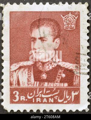 Timbre postal annulé imprimé par l'Iran, qui montre Mohammad Reza Shah Pahlavi, vers 1959. Banque D'Images