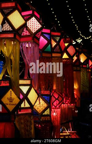 Pune, Maharashtra, Inde, 06 novembre 2023 - lanternes traditionnelles colorées de diverses formes Akash kandil (lampes décoratives Diwali) accrochez-vous à la boutique latérale. Banque D'Images