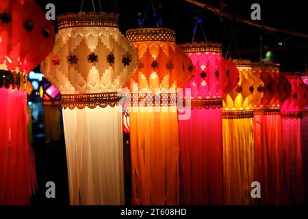 Pune, Maharashtra, Inde, 06 novembre 2023 - lanternes traditionnelles colorées de diverses formes Akash kandil (lampes décoratives Diwali) accrochez-vous à la boutique latérale. Banque D'Images