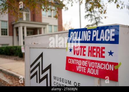 Washington, États-Unis. 07 novembre 2023. Stand d'affiches à l'extérieur du Arlington Contemporary Arts Center le jour des élections à Arlington, en Virginie, le mardi 7 novembre 2023. Photo Bonnie Cash/UPI crédit : UPI/Alamy Live News Banque D'Images