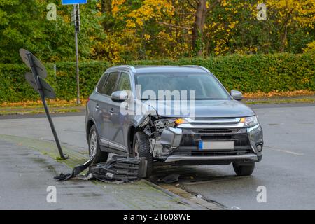 Côté avant droit démoli en collision avec un panneau de signalisation Banque D'Images