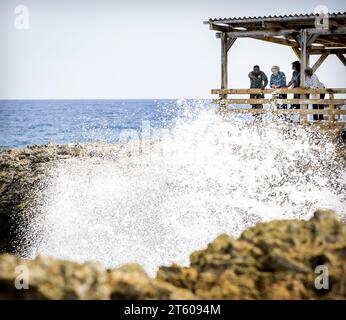 WILLEMSTAD - Princesse Beatrix lors d'une visite au parc national de Shete Boka. La visite de la Princesse Beatrix à Curaçao et Aruba est axée sur la protection des écosystèmes et les initiatives sociales. ANP KOEN VAN WEEL netherlands Out - belgique Out Banque D'Images