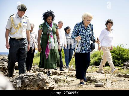 WILLEMSTAD - Princesse Beatrix lors d'une visite au parc national de Shete Boka. La visite de la Princesse Beatrix à Curaçao et Aruba est axée sur la protection des écosystèmes et les initiatives sociales. ANP KOEN VAN WEEL netherlands Out - belgique Out Banque D'Images