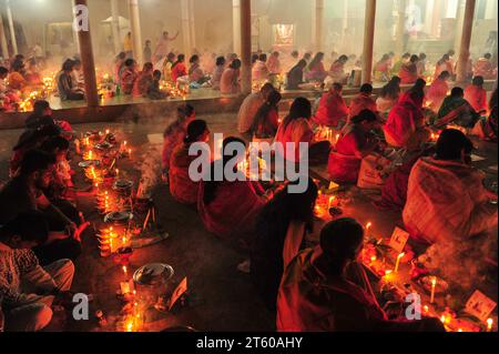 Sylhet, Bangladesh. 07 novembre 2023. Les dévots hindous sont assis ensemble sur le sol d'un temple pour observer le festival Rakher Upobash dans le temple Loknath à Sylhet, au Bangladesh. Lokenath Brahmachari qui est appelé Baba Lokenath était un saint hindou du 18e siècle et philosophe au Bengale. Le 07 novembre 2023 Sylhet, Bangladesh (photo de MD Rafayat Haque Khan / crédit : EYEPIX Group / Alamy Live News Banque D'Images