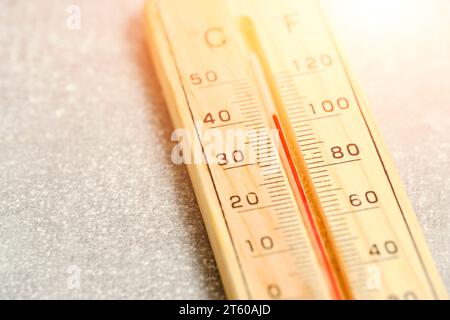 Thermomètre extérieur indiquant une température de chaleur de quarante degrés Banque D'Images