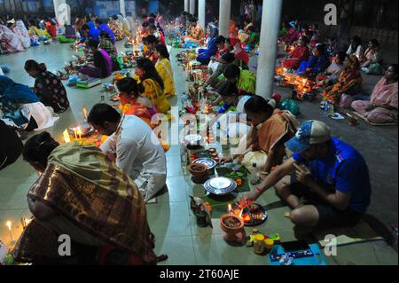 Sylhet, Bangladesh. 07 novembre 2023. Les dévots hindous sont assis ensemble sur le sol d'un temple pour observer le festival Rakher Upobash dans le temple Loknath à Sylhet, au Bangladesh. Lokenath Brahmachari qui est appelé Baba Lokenath était un saint hindou du 18e siècle et philosophe au Bengale. Le 07 novembre 2023 Sylhet, Bangladesh (photo de MD Rafayat Haque Khan / crédit : EYEPIX Group / Alamy Live News Banque D'Images