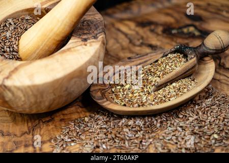 Un tas de graines de lin Linum usitatissimum sur bois d'olivier Banque D'Images