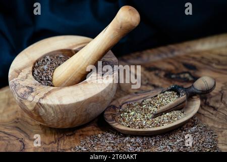 Un tas de graines de lin Linum usitatissimum sur bois d'olivier Banque D'Images