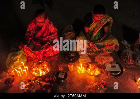 Sylhet, Bangladesh. 07 novembre 2023. Les dévots hindous sont assis ensemble sur le sol d'un temple pour observer le festival Rakher Upobash dans le temple Loknath à Sylhet, au Bangladesh. Lokenath Brahmachari qui est appelé Baba Lokenath était un saint hindou du 18e siècle et philosophe au Bengale. Le 07 novembre 2023 Sylhet, Bangladesh (photo de MD Rafayat Haque Khan / crédit : EYEPIX Group / Alamy Live News Banque D'Images