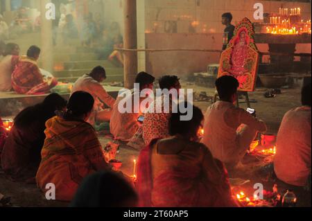 Sylhet, Bangladesh. 07 novembre 2023. Les dévots hindous sont assis ensemble sur le sol d'un temple pour observer le festival Rakher Upobash dans le temple Loknath à Sylhet, au Bangladesh. Lokenath Brahmachari qui est appelé Baba Lokenath était un saint hindou du 18e siècle et philosophe au Bengale. Le 07 novembre 2023 Sylhet, Bangladesh (photo de MD Rafayat Haque Khan / crédit : EYEPIX Group / Alamy Live News Banque D'Images