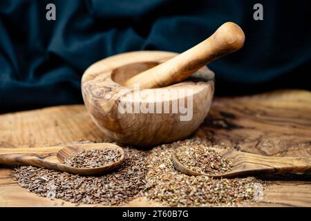 Un tas de graines de lin Linum usitatissimum sur bois d'olivier Banque D'Images