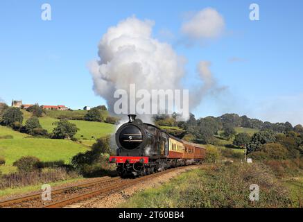 2392 passe devant Esk Valley sur 22.10.23 sur le NYMR. Banque D'Images