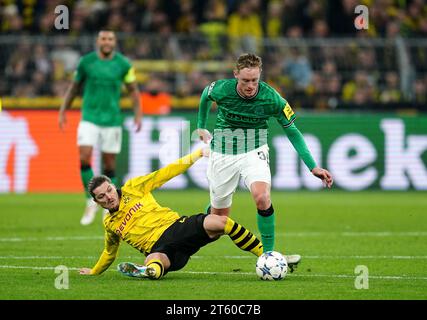 Marcel Sabitzer du Borussia Dortmund attaque Sean Longstaff du Newcastle United lors du match du Groupe F de l'UEFA Champions League au signal Iduna Park, Dortmund. Date de la photo : mardi 7 novembre 2023. Banque D'Images