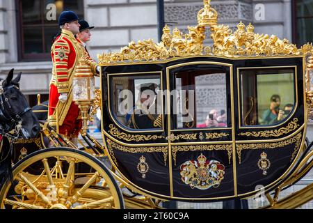 Londres, Royaume-Uni, 7 novembre 2023, les rois Charles III et la reine Camilla dans le Diamond State Coach après avoir prononcé son premier discours du roi au Parlement, Chrysoulla Kyprianou Rosling/Alamy Live News Banque D'Images