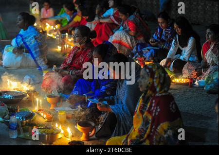 07 novembre 2023 Sylhet-Bangladesh : les dévots hindous s'assoient ensemble sur le sol d'un temple pour observer le festival Rakher Upobash dans le temple Loknath à Sylhet, Bangladesh. Lokenath Brahmachari qui est appelé Baba Lokenath était un saint hindou du 18e siècle et philosophe au Bengale. Le 07 novembre 2023 Sylhet, Bangladesh (crédit image : © MD Rafayat Haque Khan/eyepix via ZUMA Press Wire) USAGE ÉDITORIAL SEULEMENT! Non destiné à UN USAGE commercial ! Banque D'Images