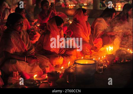 07 novembre 2023 Sylhet-Bangladesh : les dévots hindous s'assoient ensemble sur le sol d'un temple pour observer le festival Rakher Upobash dans le temple Loknath à Sylhet, Bangladesh. Lokenath Brahmachari qui est appelé Baba Lokenath était un saint hindou du 18e siècle et philosophe au Bengale. Le 07 novembre 2023 Sylhet, Bangladesh (crédit image : © MD Rafayat Haque Khan/eyepix via ZUMA Press Wire) USAGE ÉDITORIAL SEULEMENT! Non destiné à UN USAGE commercial ! Banque D'Images