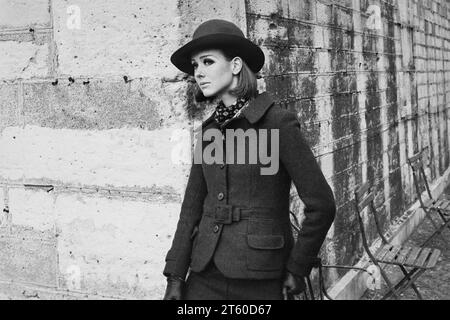 Années 1960, mannequin femme avec chapeau, Paris, France, Europe, Banque D'Images