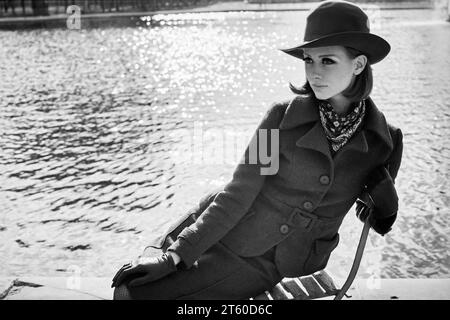 Années 1960, mannequin femme avec chapeau assis sur une chaise, jardin des Tuileries jardin, Paris, France, Europe, Banque D'Images