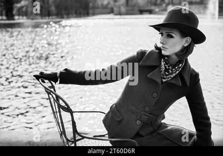 Années 1960, mannequin femme avec chapeau assis sur une chaise, jardin des Tuileries jardin, Paris, France, Europe, Banque D'Images