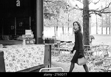 Années 1960, mannequin femme marchant au kiosque de nourriture et boissons, jardin des Tuileries, Paris, France, Europe, Banque D'Images