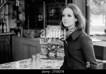 Années 1960, portrait de mannequin femme par kiosque, regarder loin, jardin des Tuileries jardin, Paris, France, Europe, Banque D'Images