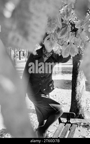 Années 1960, mannequin femme debout sur banc, arbre feuilles automnales, jardin des Tuileries jardin, Paris, France, Europe, Banque D'Images