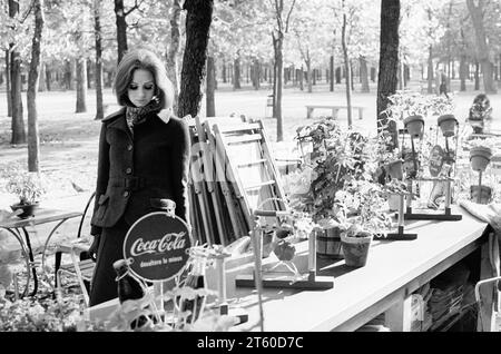 Années 1960, mannequin femme flânant par kiosque, jardin des Tuileries jardin, Paris, France, Europe, Banque D'Images