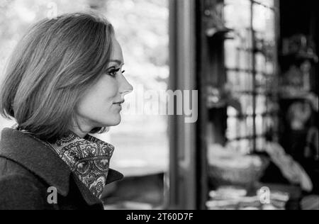 Années 1960, portrait de mannequin femme par kiosque, jardin des Tuileries jardin, Paris, France, Europe, Banque D'Images