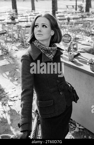 Années 1960, portrait de mannequin femme, chercher, jardin des Tuileries jardin, Paris, France, Europe, Banque D'Images