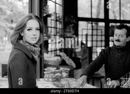 Années 1960, mannequin femme et responsable kiosque, jardin des Tuileries, Paris, France, Europe, Banque D'Images