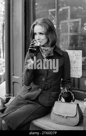 Années 1960, mannequin femme boit un verre de vin, assise au kiosque, jardin des Tuileries, Paris, France, Europe, Banque D'Images