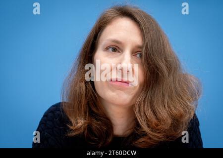 Bundespressekonferenz Zivilgesellschaftliches Lagebild Antisemitismus Deborah Hartmann, Direktorin der Gedenk- und Bildungsstaette Haus der Wannsee-Konferenz BEI der Bundespressekonferenz zum Thema Zivilgesellschaftliches Lagebild Antisemitismus 12: Juedisches Leben und die Erinnerung an den Nationalsozialismus werden massiv angegriffen , Berlin , 07.11.2023 Berlin Deutschland *** Conférence de presse fédérale Rapport de situation de la société civile sur l'antisémitisme Deborah Hartmann, Directrice de la Conférence du Centre commémoratif et éducatif de la Maison de Wannsee à la Conférence de presse fédérale sur le civil Banque D'Images