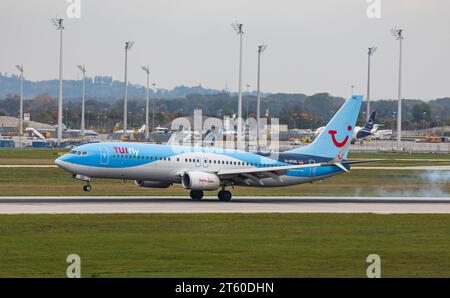 TUI Fly Eine Boeing 737-8K5 von TUI Fly landet auf der Sübahn des Flughafen München. Immatrikulation D-ATUO. München, Deutschland, 11.10.2022 *** TUI Fly Un Boeing 737 8K5 de TUI Fly atterrit sur la piste de l'aéroport de Munich immatriculation D ATUO Munich, Allemagne, 11 10 2022 crédit : Imago/Alamy Live News Banque D'Images