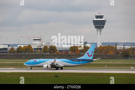 TUI Fly Eine Boeing 737-8K5 von TUI Fly landet auf der Sübahn des Flughafen München. Immatrikulation D-ATUO. München, Deutschland, 11.10.2022 *** TUI Fly Un Boeing 737 8K5 de TUI Fly atterrit sur la piste de l'aéroport de Munich immatriculation D ATUO Munich, Allemagne, 11 10 2022 crédit : Imago/Alamy Live News Banque D'Images