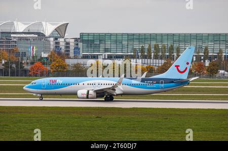 TUI Fly Eine Boeing 737-8K5 von TUI Fly landet auf der Sübahn des Flughafen München. Immatrikulation D-ATUO. München, Deutschland, 11.10.2022 *** TUI Fly Un Boeing 737 8K5 de TUI Fly atterrit sur la piste de l'aéroport de Munich immatriculation D ATUO Munich, Allemagne, 11 10 2022 crédit : Imago/Alamy Live News Banque D'Images