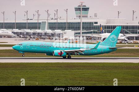 SunExpress Eine Boeing 737-8HX von Sun Express landet auf der Südbahn des Flughafen München. DAS Flugzeug trägt die Sonderbemalung mit dem Titel impressions d'Istanbul . Immatrikulation TC-SOZ. München, Deutschland, 11.10.2022 *** SunExpress Un Boeing 737 8HX de Sun Express atterrit sur la piste sud de l'aéroport de Munich l'avion est peint dans la livrée spéciale avec le titre impressions of Istanbul matriculation TC SOZ Munich, Allemagne, 11 10 2022 Banque D'Images
