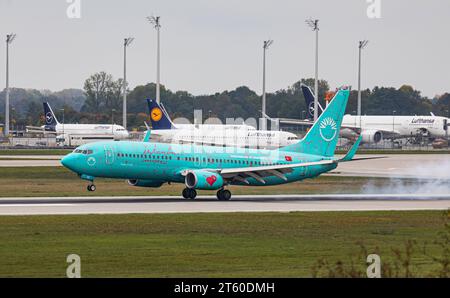SunExpress Eine Boeing 737-8HX von Sun Express landet auf der Südbahn des Flughafen München. DAS Flugzeug trägt die Sonderbemalung mit dem Titel impressions d'Istanbul . Immatrikulation TC-SOZ. München, Deutschland, 11.10.2022 *** SunExpress Un Boeing 737 8HX de Sun Express atterrit sur la piste sud de l'aéroport de Munich l'avion est peint dans la livrée spéciale avec le titre impressions of Istanbul matriculation TC SOZ Munich, Allemagne, 11 10 2022 Banque D'Images