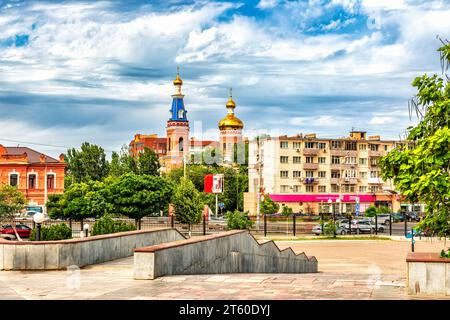 Vue Astrakhan de l'Opéra à la rue Henri Barbusse et la cathédrale Pokrovsky Banque D'Images