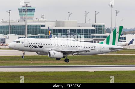 Condor Ein Airbus A320-232 in der Bemalung der deutschen Fluggesellschaft Condor, operativ betrieben von der osteuropäischen Heston Airlines, landet auf der Südbahn des Flughafen München. Immatrikulation LY-VUT. München, Deutschland, 11.10.2022 *** Condor un Airbus A320 232 sous la livrée de la compagnie aérienne allemande Condor, exploité par Eastern European Heston Airlines, atterrit sur la piste sud de l'aéroport de Munich immatriculé LY VUT Munich, Allemagne, 11 10 2022 crédit : Imago/Alamy Live News Banque D'Images