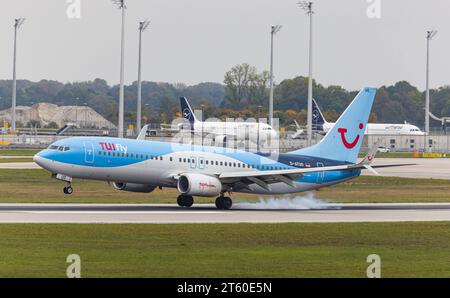 TUI Fly Eine Boeing 737-8K5 von TUI Fly landet auf der Sübahn des Flughafen München. Immatrikulation D-ATUO. München, Deutschland, 11.10.2022 *** TUI Fly Un Boeing 737 8K5 de TUI Fly atterrit sur la piste de l'aéroport de Munich immatriculation D ATUO Munich, Allemagne, 11 10 2022 crédit : Imago/Alamy Live News Banque D'Images