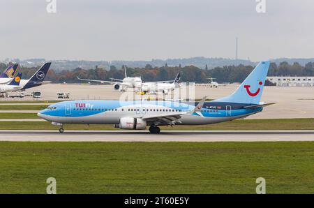 TUI Fly Eine Boeing 737-8K5 von TUI Fly landet auf der Sübahn des Flughafen München. Immatrikulation D-ATUO. München, Deutschland, 11.10.2022 *** TUI Fly Un Boeing 737 8K5 de TUI Fly atterrit sur la piste de l'aéroport de Munich immatriculation D ATUO Munich, Allemagne, 11 10 2022 crédit : Imago/Alamy Live News Banque D'Images