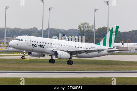 Condor Ein Airbus A320-232 in der Bemalung der deutschen Fluggesellschaft Condor, operativ betrieben von der osteuropäischen Heston Airlines, landet auf der Südbahn des Flughafen München. Immatrikulation LY-VUT. München, Deutschland, 11.10.2022 *** Condor un Airbus A320 232 sous la livrée de la compagnie aérienne allemande Condor, exploité par Eastern European Heston Airlines, atterrit sur la piste sud de l'aéroport de Munich immatriculé LY VUT Munich, Allemagne, 11 10 2022 crédit : Imago/Alamy Live News Banque D'Images