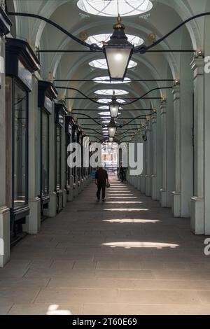 À l'intérieur de la Royal Opera Arcade, St Jame's, Londres W1. Banque D'Images