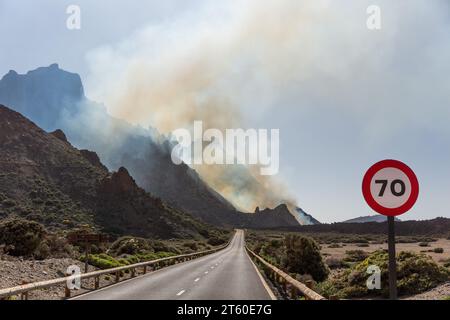 Panneau de vitesse 70 km/h devant un feu de forêt dans le parc national du mont Teide, Tenerife, îles Canaries Banque D'Images