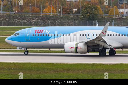 TUI Fly Eine Boeing 737-8K5 von TUI Fly landet auf der Sübahn des Flughafen München. Immatrikulation D-ATUO. München, Deutschland, 11.10.2022 *** TUI Fly Un Boeing 737 8K5 de TUI Fly atterrit sur la piste de l'aéroport de Munich immatriculation D ATUO Munich, Allemagne, 11 10 2022 crédit : Imago/Alamy Live News Banque D'Images