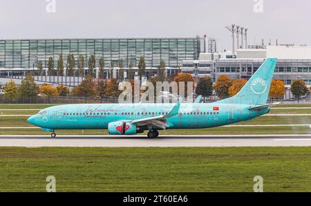 SunExpress Eine Boeing 737-8HX von Sun Express landet auf der Südbahn des Flughafen München. DAS Flugzeug trägt die Sonderbemalung mit dem Titel impressions d'Istanbul . Immatrikulation TC-SOZ. München, Deutschland, 11.10.2022 *** SunExpress Un Boeing 737 8HX de Sun Express atterrit sur la piste sud de l'aéroport de Munich l'avion est peint dans la livrée spéciale avec le titre impressions of Istanbul matriculation TC SOZ Munich, Allemagne, 11 10 2022 crédit : Imago/Alamy Live News Banque D'Images