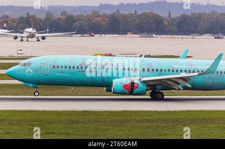 SunExpress Eine Boeing 737-8HX von Sun Express landet auf der Südbahn des Flughafen München. DAS Flugzeug trägt die Sonderbemalung mit dem Titel impressions d'Istanbul . Immatrikulation TC-SOZ. München, Deutschland, 11.10.2022 *** SunExpress Un Boeing 737 8HX de Sun Express atterrit sur la piste sud de l'aéroport de Munich l'avion est peint dans la livrée spéciale avec le titre impressions of Istanbul matriculation TC SOZ Munich, Allemagne, 11 10 2022 crédit : Imago/Alamy Live News Banque D'Images